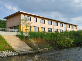 Außenansicht Bürogebäude mit Holzfassade 