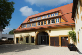 Fassade und Eingang der altersgerechten Wohnanlage am Oberen Tor in Lauchheim 