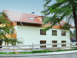 Aussenansicht eines Schreinereigebäudes im Allgäu 