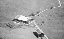 Luftaufnahme eines Bauernhauses im Allgäu 