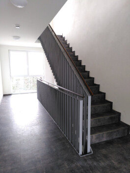 Treppenhaus im Neubau eines Mehrfamilienhauses in Rheinhausen 