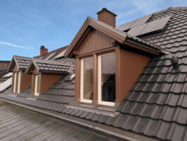 saniertes Dach mit Gauben und PV-Anlage 