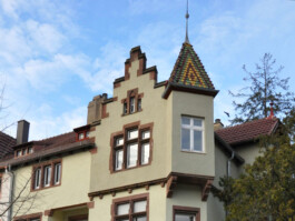 Gebäudeansicht mit Ecktürmchen vor der Sanierung 