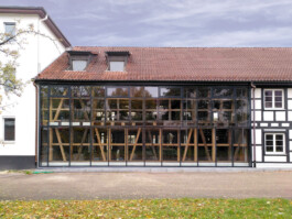 Fachwerkgebäude mit Pfosten-Riegel-Fassade 